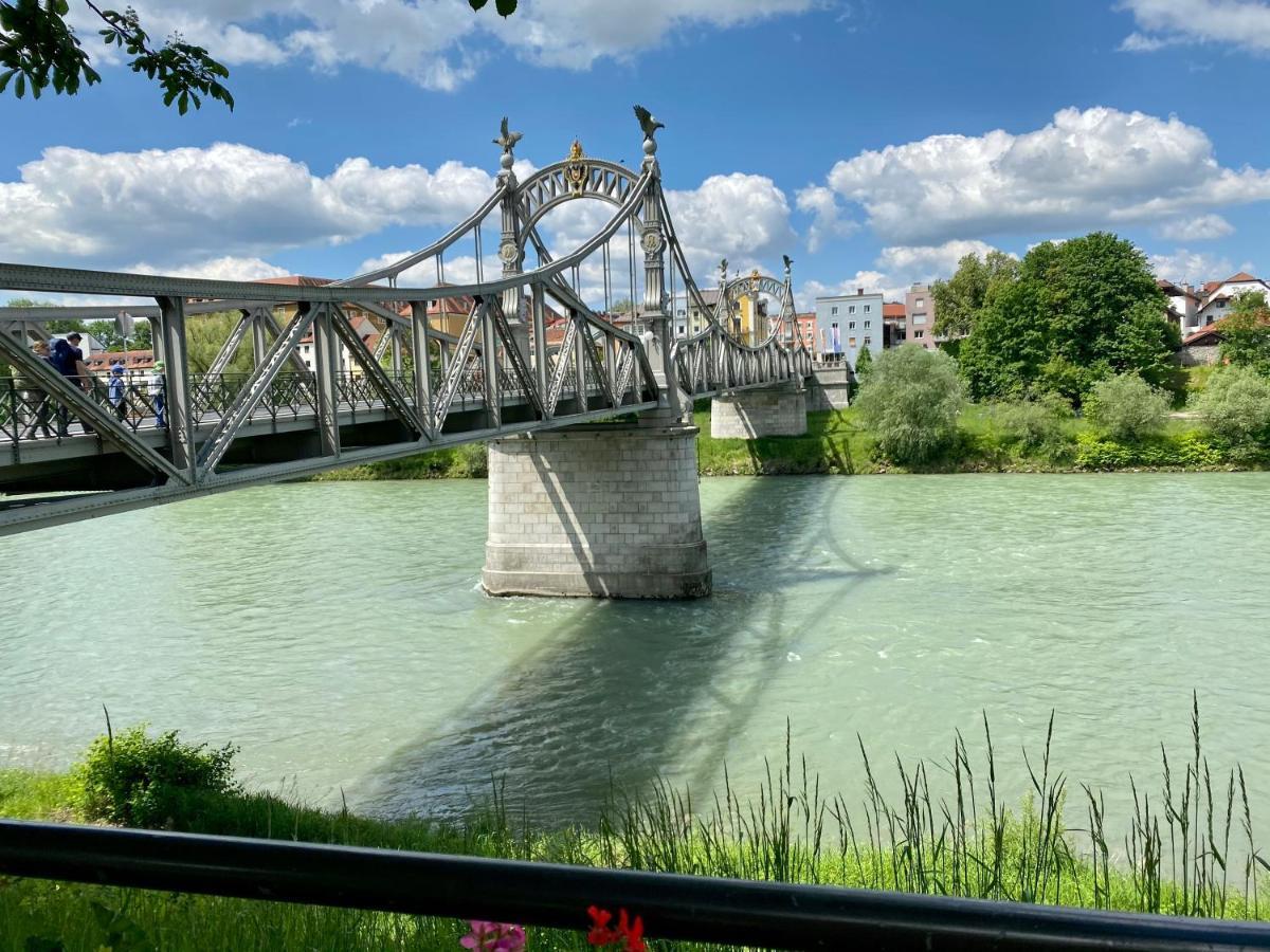 Ferienwohnung An Der Idyllischen Salzachschleife Naehe Salzburg Laufen Exterior foto